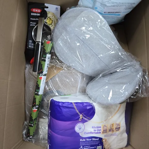 APPROXIMATELY 15 ASSORTED HOUSEHOLD PRODUCTS TO INCLUDE BATH SPONGES, TOILET ROLLS AND POTATO RICER