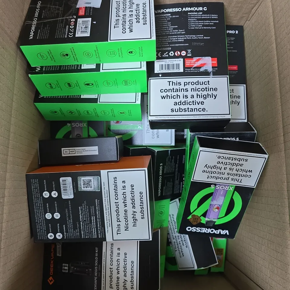 APPROXIMATELY 15 ASSORTED E-CIG PRODUCTS AND ACCESSORIES TO INCLUDE VAPORESSO, GEEKVAPE ETC