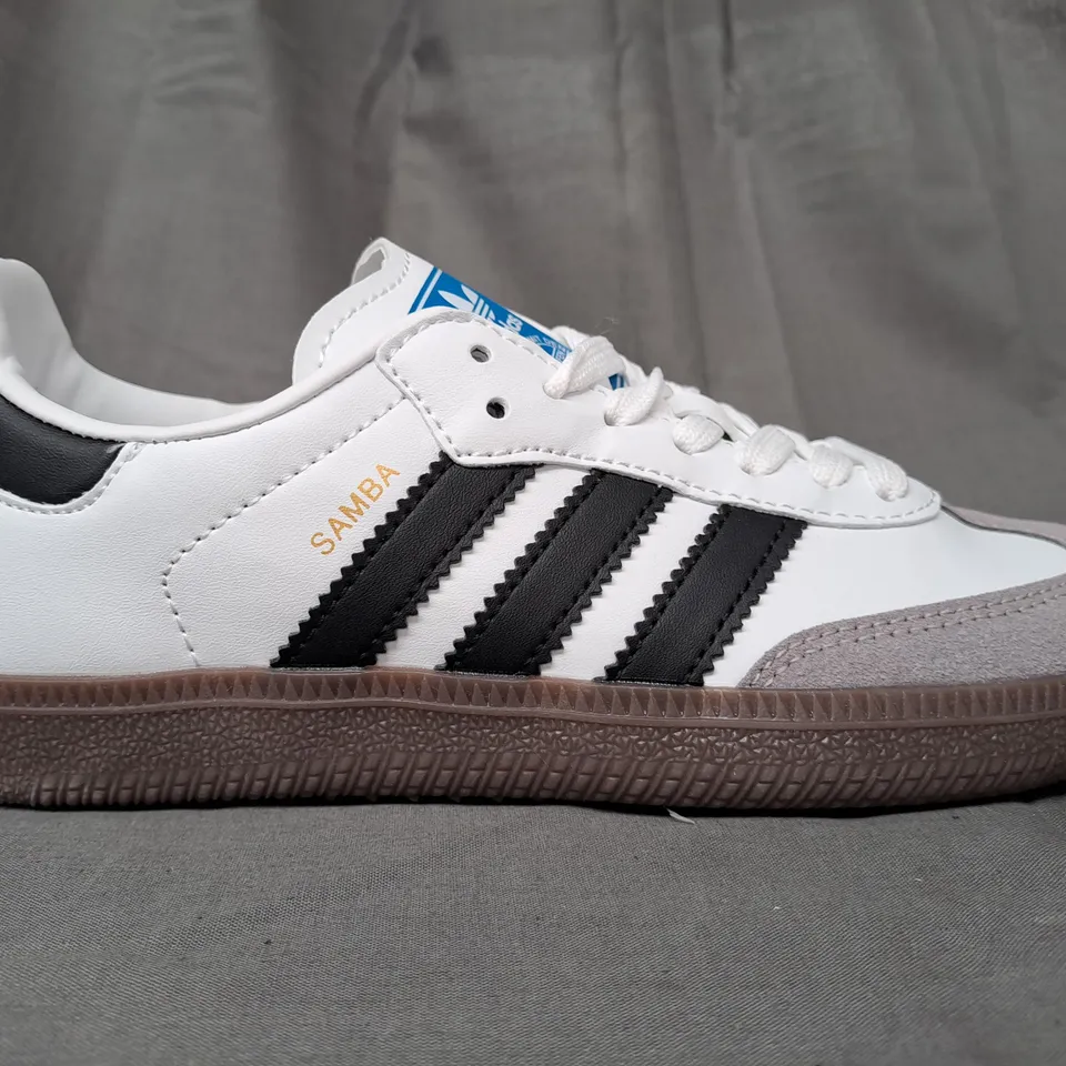 BOXED PAIR OF ADIDAS SAMBA SHOES IN WHITE/BLACK UK SIZE 4.5