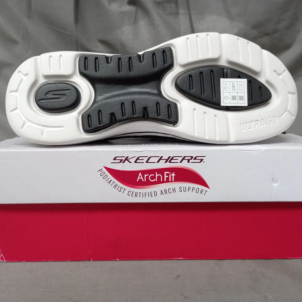 BOXED PAIR OF SKECHERS DELORA TRAINERS IN BLACK SIZE 6