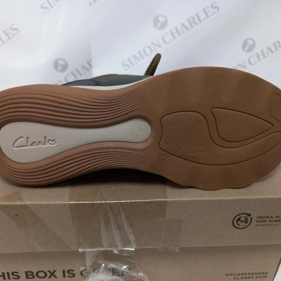 BOXED PAIR OF CLARKS JAUNT SHOES DARK OLIVE SIZE 5