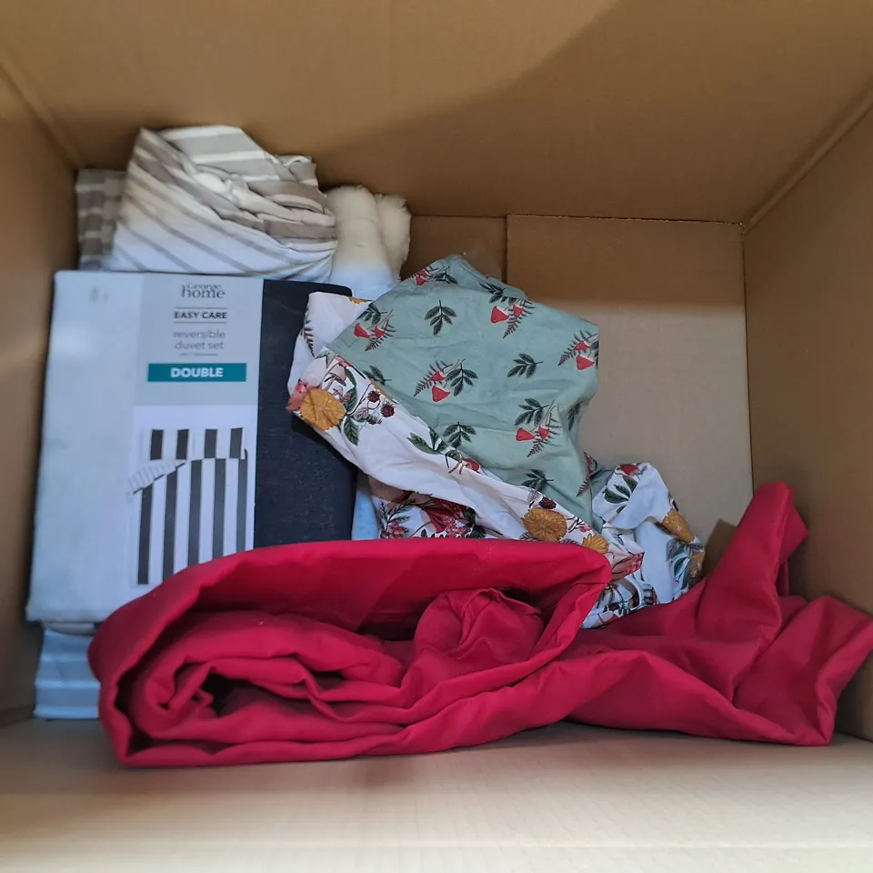 LOT OF APPROXIMATELY 10 ASSORTED BEDDING AND SOFT FURNISHING ITEMS TO INCLUDE TOWELS, DUVETS AND CUSHIONS