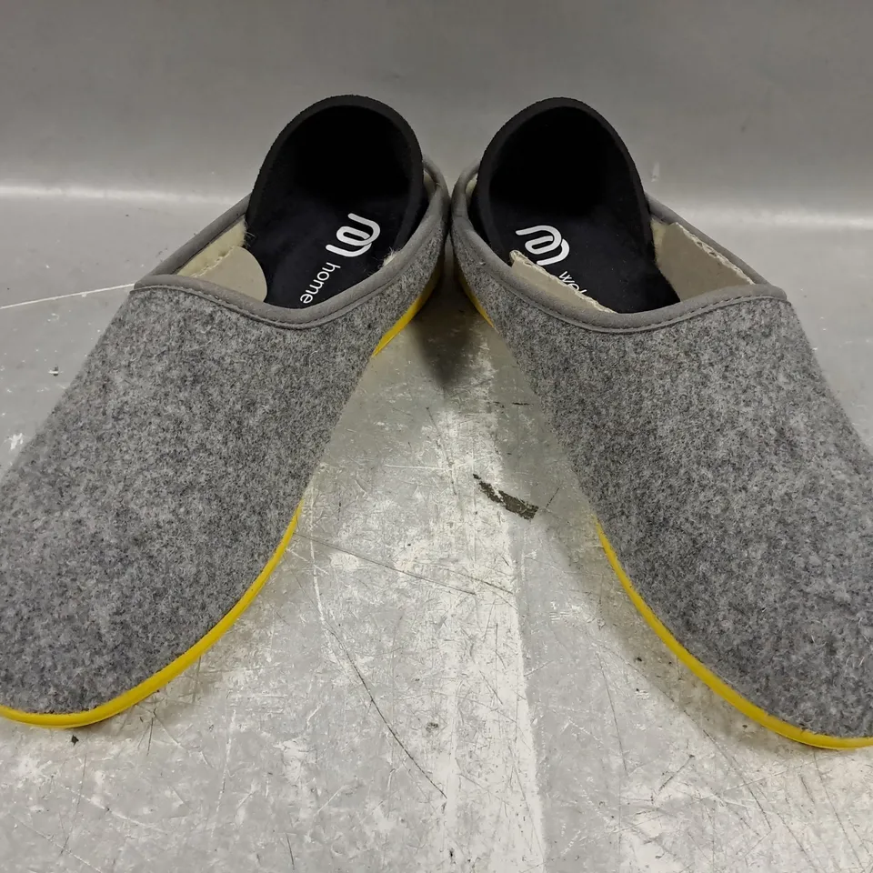 BOXED PAIR OF MAHABIS CLASSIC SLIP-ON SHOES IN GREY/YELLOW UK SIZE 4.5/5