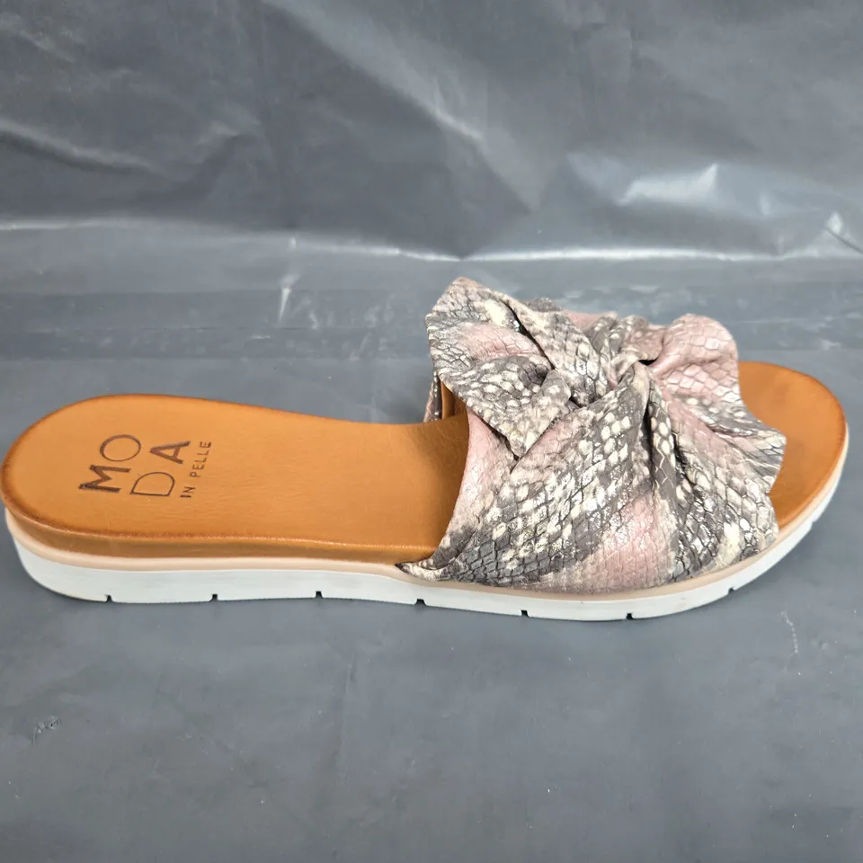 BOXED PAIR OF MODA SNAKE PRINT TWIST BOW SPORTY SOLE SANDAL - UK SIZE 40