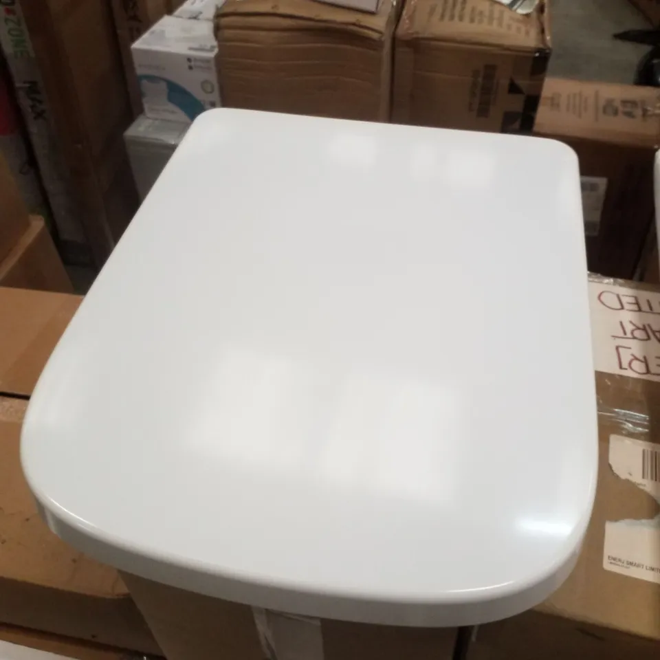 BOXED AVERON SOFT CLOSE TOILET SEAT - WHITE 