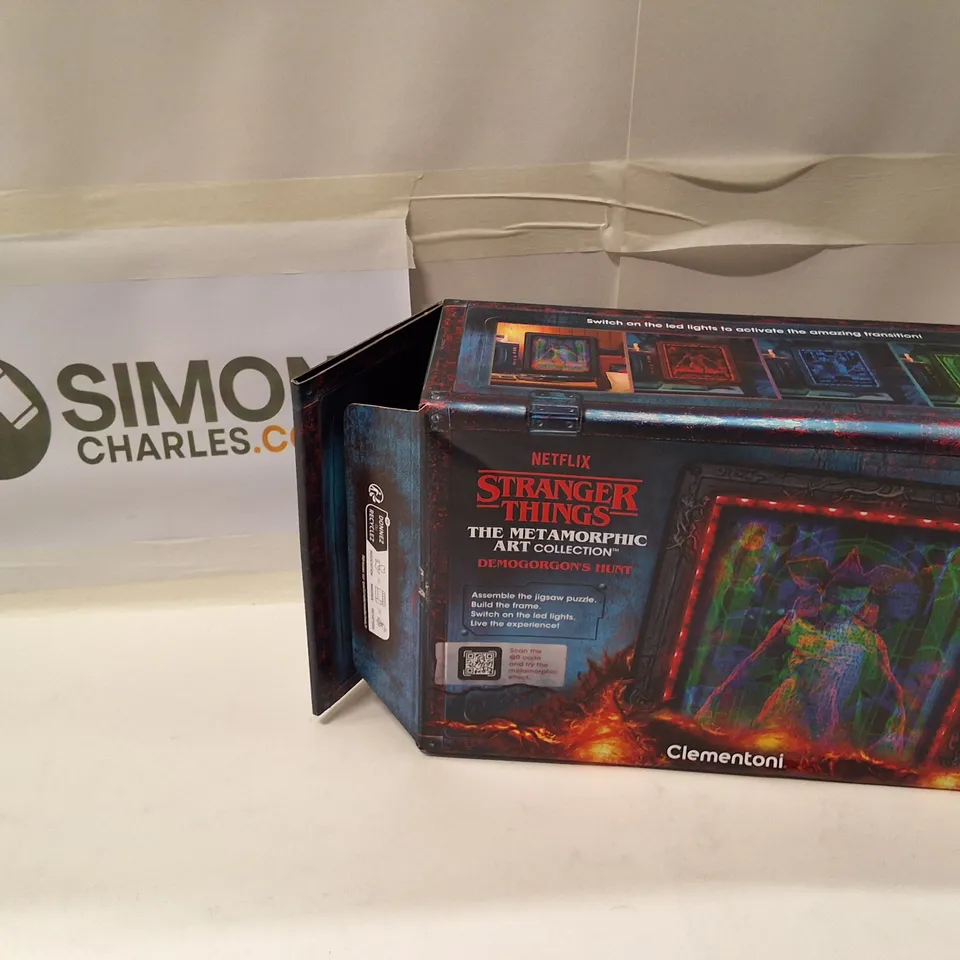 STRANGER THINGS METAMORPHIC ART COLLECTION – DEMOGORGON’S HUNT PUZZLE WITH LED FRAME (520 PIECES) – CLEMENTONI