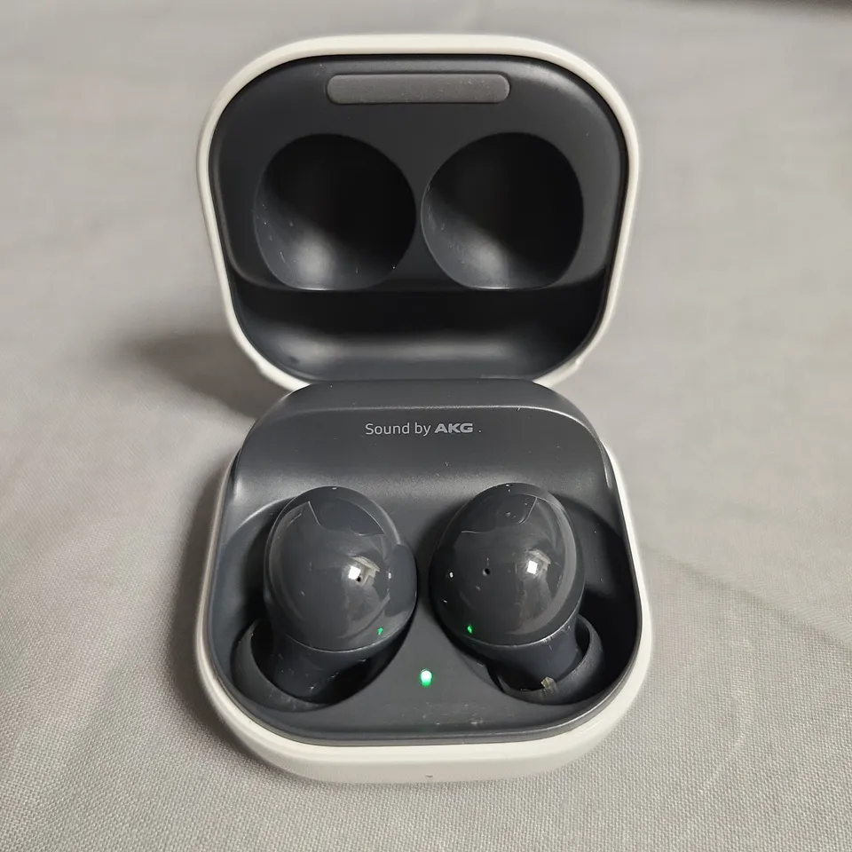 SAMSUNG WIRELESS EARBUDS IN WHITE CHARGING CASE (SOUND BY AKG) SM-R177