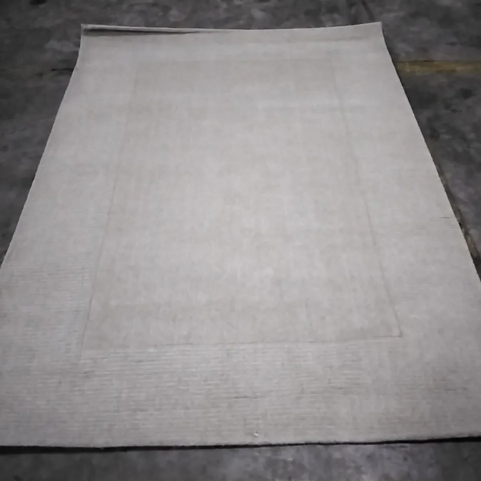 QUALITY DESIGNER RUG APPROXIMATELY 225X164CM