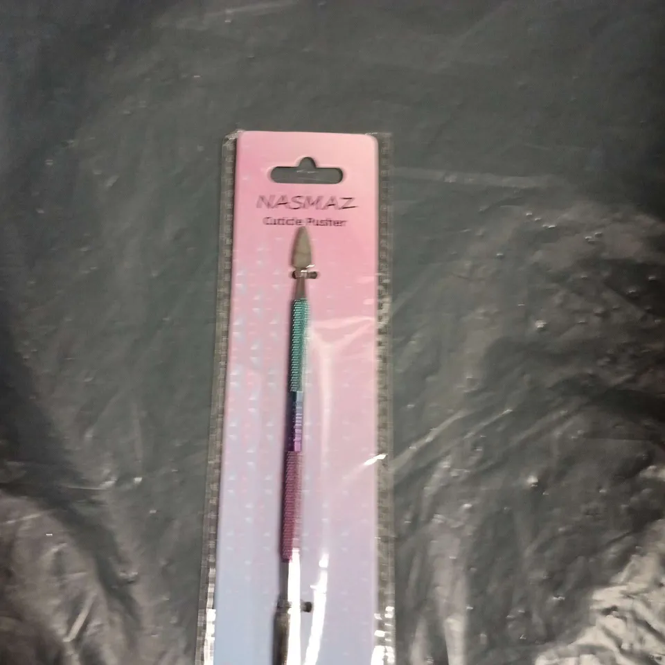 APPROXIMATELY 25 ASSORTED HEALTH & BEAUTY ITEMS INCLUDING NASMAZ CUTICLE PUSHER , ORAL B CROSS ACTION CLEAN MAXIMISER AND THERMAL FORMING FALSE TEETH 