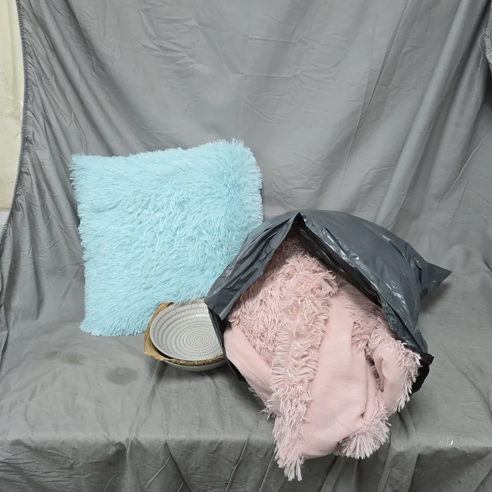 CAGE OF APPROXIMATELY 10 ASSORTED HOUSEHOLD ITEMS TO INCLUDE PILLOW, LARGE FAMILY THROW, BOWLS ETC