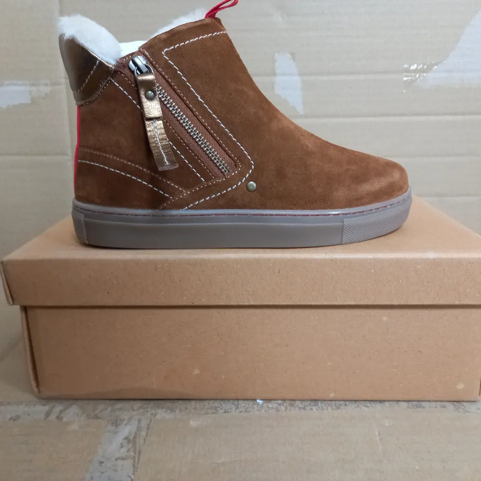 BOXED WHITE STUFF BOOTIES IN TAN SIZE 3