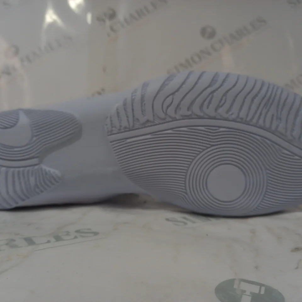 BOXED PAIR OF NIKE HYPERKO 2.0 IN WHITE/BLACK/GREY UK SIZE 10