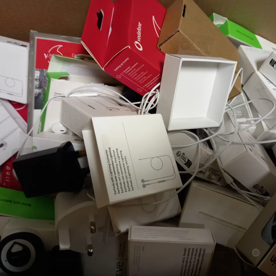 BOX OF APPROX 25 ASSORTED ITEMS TO INCLUDE - APPLE USB-C CABLE - ANKER WIRELESS CHARGER - SMOKE SENSOR ETC