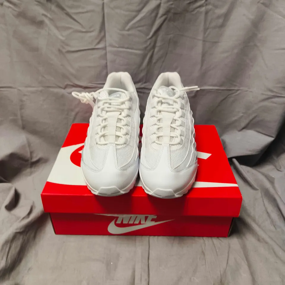 BOXED PAIR OF NIKE AIR MAX 95 SNEAKERS – SIZE 8.5