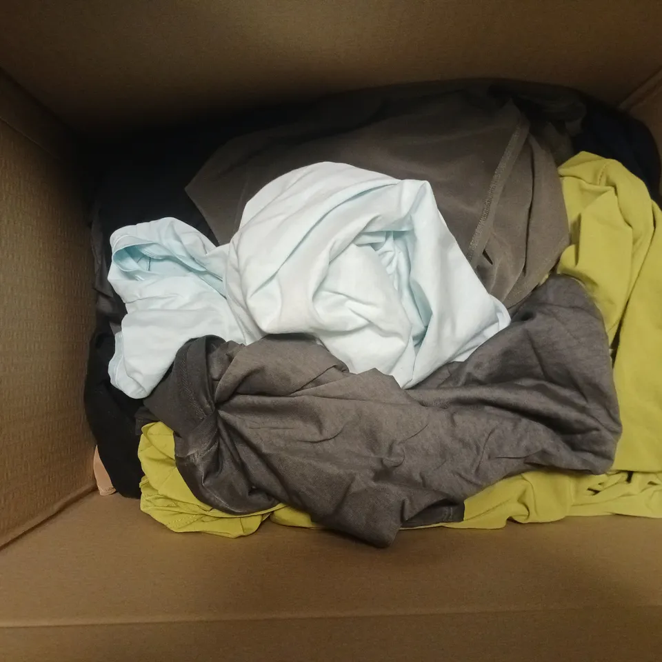 10 ASSORTED CLOTHING ITEMS TO INCLUDE TOPS, OVER-SHAWL IN VARIOUS SIZES AND COLOURS