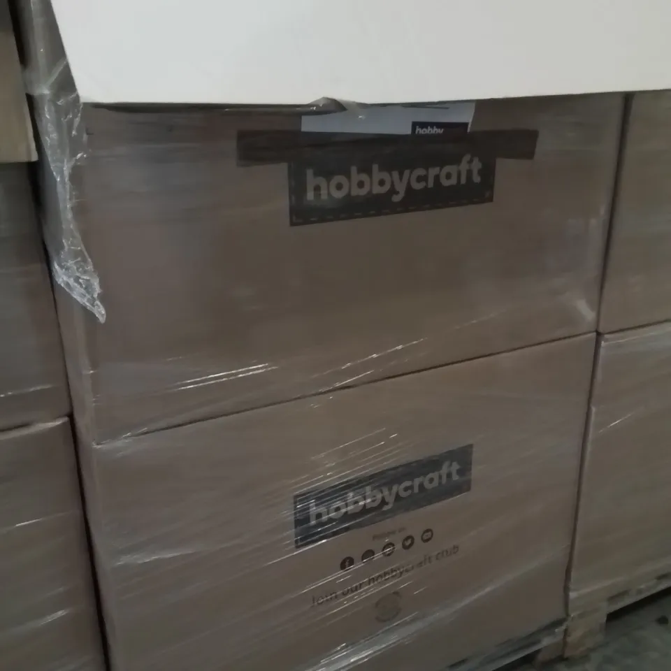 PALLET CONTAINING A LARGE QUANTITY OF ASSORTED CHRISTMAS DECORATIONS AND PRODUCTS TO INCLUDE;GOLD SHIMMER WALL TILE,SNOW GLOBE,CHRISTMAS WREATH STORAGE BAG