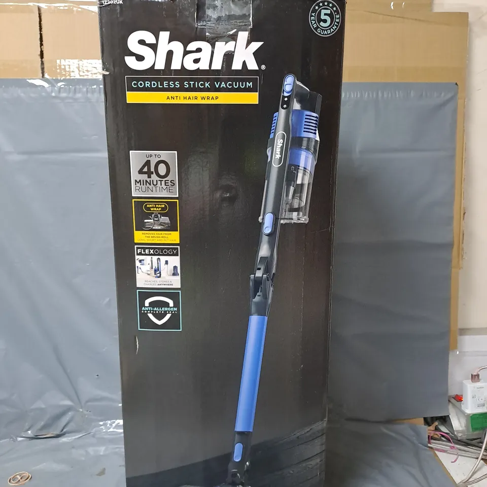 SHARK ANTI HAIR WRAP CORDLESS STICK VACUUM