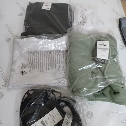 SMALL BOX OF 5 ASSORTED CLOTHING ITEMS TOO INCLUDE TOPS AND PANTS