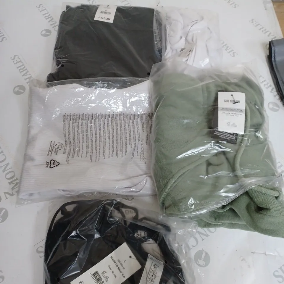 SMALL BOX OF 5 ASSORTED CLOTHING ITEMS TOO INCLUDE TOPS AND PANTS