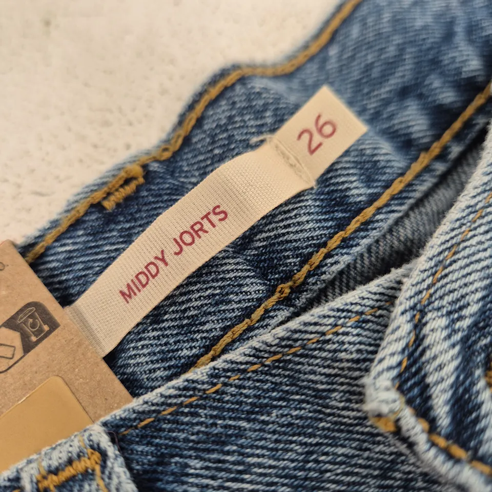 LEVI'S MIDDY JORTS DENIM SHORTS – UK 26 WAIST