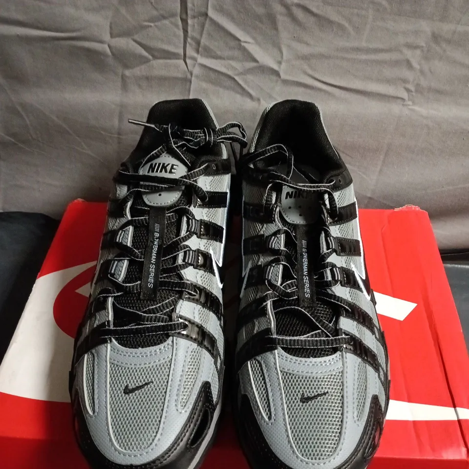 BOXED PAIR OF NIKE P-6000 SE TRAINERS – BLACK/COOL GREY, UK 9