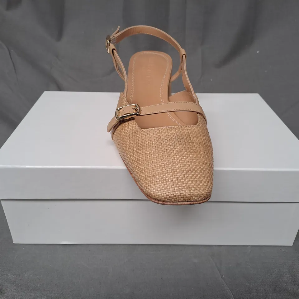 BOXED PAIR OF RUSSELL & BROMLEY CLOSED TOE LOW BLOCK HEEL SHOES EU SIZE 39