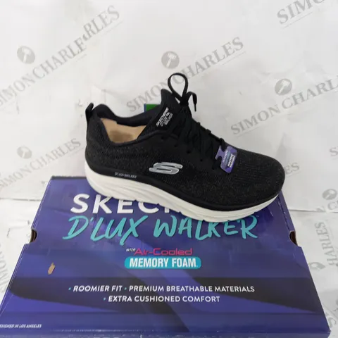 BOXED PAIR OF SKETCHER D'LUX WALKER TRAINERS IN BLACK SIZE 7