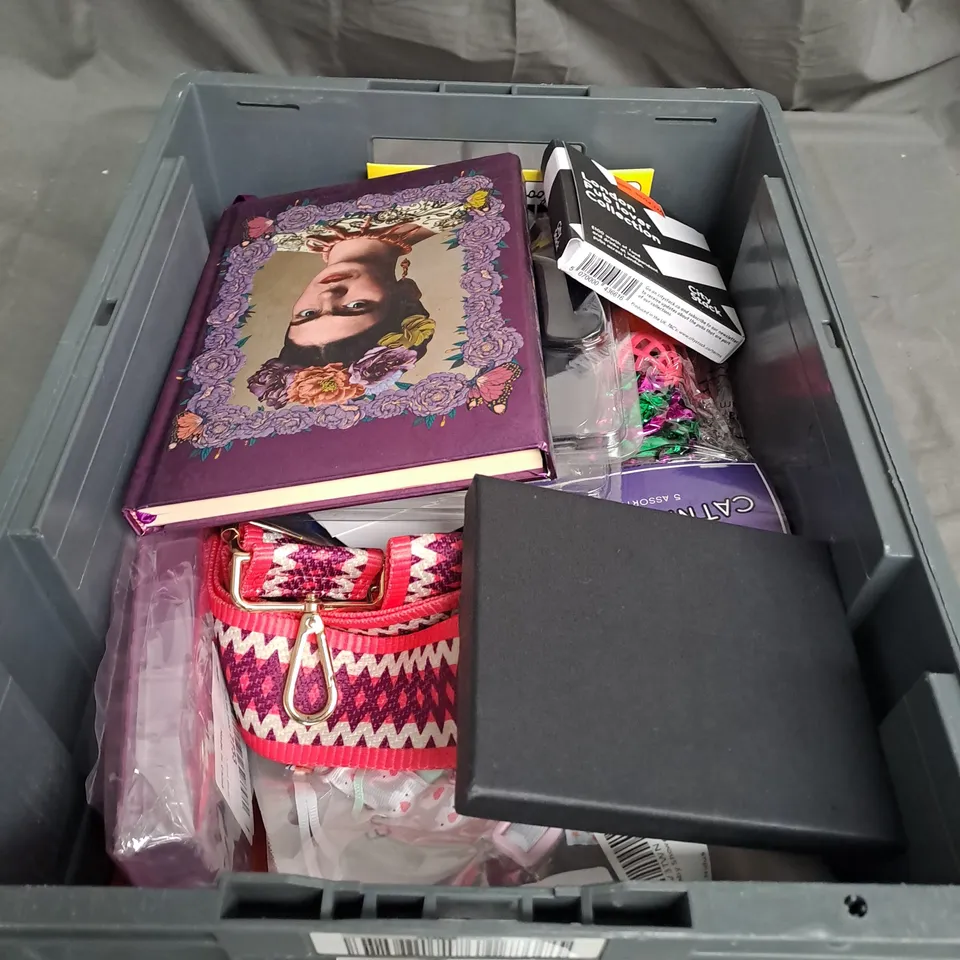 APPROXIMATELY 20 ASSORTED HOUSEHOLD ITEMS TO INCLUDE FANS , PLAY SETS , BOOKS , ETC