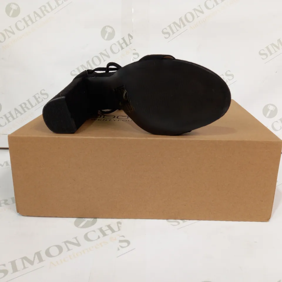 BOXED PAIR OF BOOHOO OPEN TOE HIGH BLOCK HEEL SANDALS IN BLACK SIZE 4