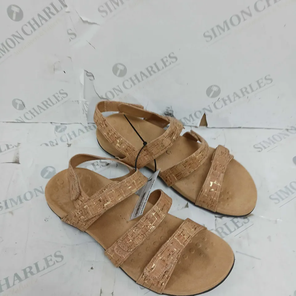 UNBOXED PAIR OF VIONIC REST AMBER SANDAL GOLD CORAL SIZE 9