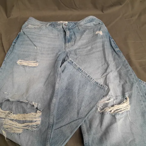 CALVIN KLEIN JEANS 90'S STRAIGHT RIPPED JEANS IN LIGHT JEANS - W31