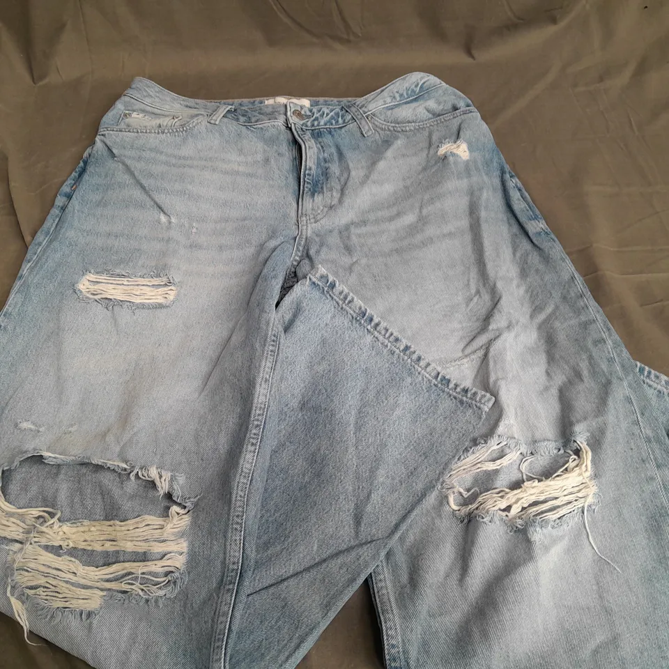 CALVIN KLEIN JEANS 90'S STRAIGHT RIPPED JEANS IN LIGHT JEANS - W31