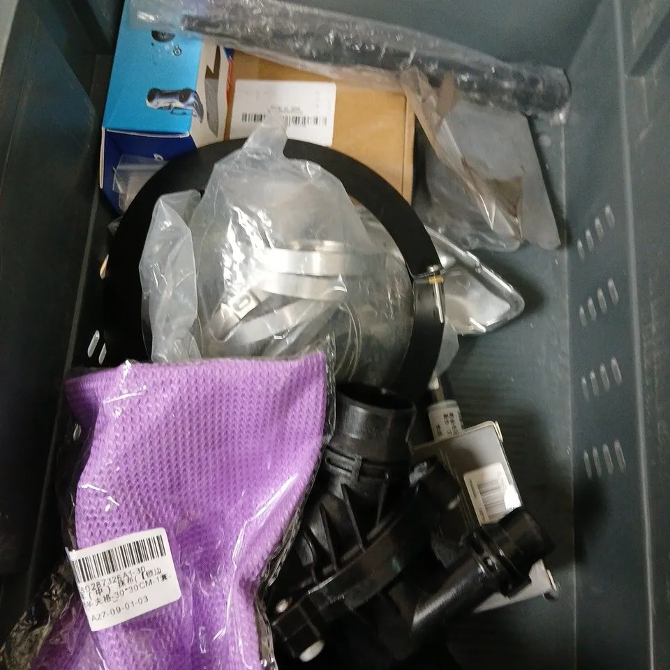 APPROXIMATELY 10 ASSORTED CAR ACCESSORIES TO INCLUDE CITRUS WASH, CA DETAILING CLAY BAR, TUBEER BURNISHING ETC - COLLECTION ONLY