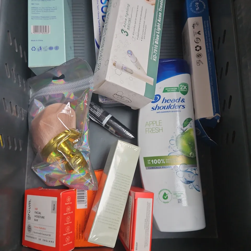 APPROXIMATELY 20 ASSORTED HEALTH & BEAUTY PRODUCTS TO INCLUDE - AVEENO MOISTURISING LOTION - GIVE ME CONDITIONER - ELF CAMO CONCEALER - ETC
