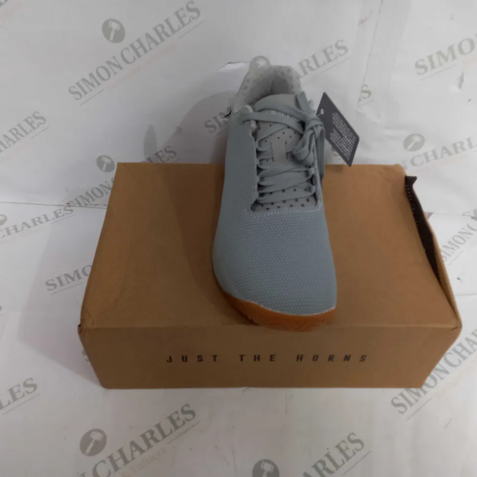 BOXED PAIR OF 'NO BULL' TRAINING SHOES IN GREY - UK SIZE 8.5