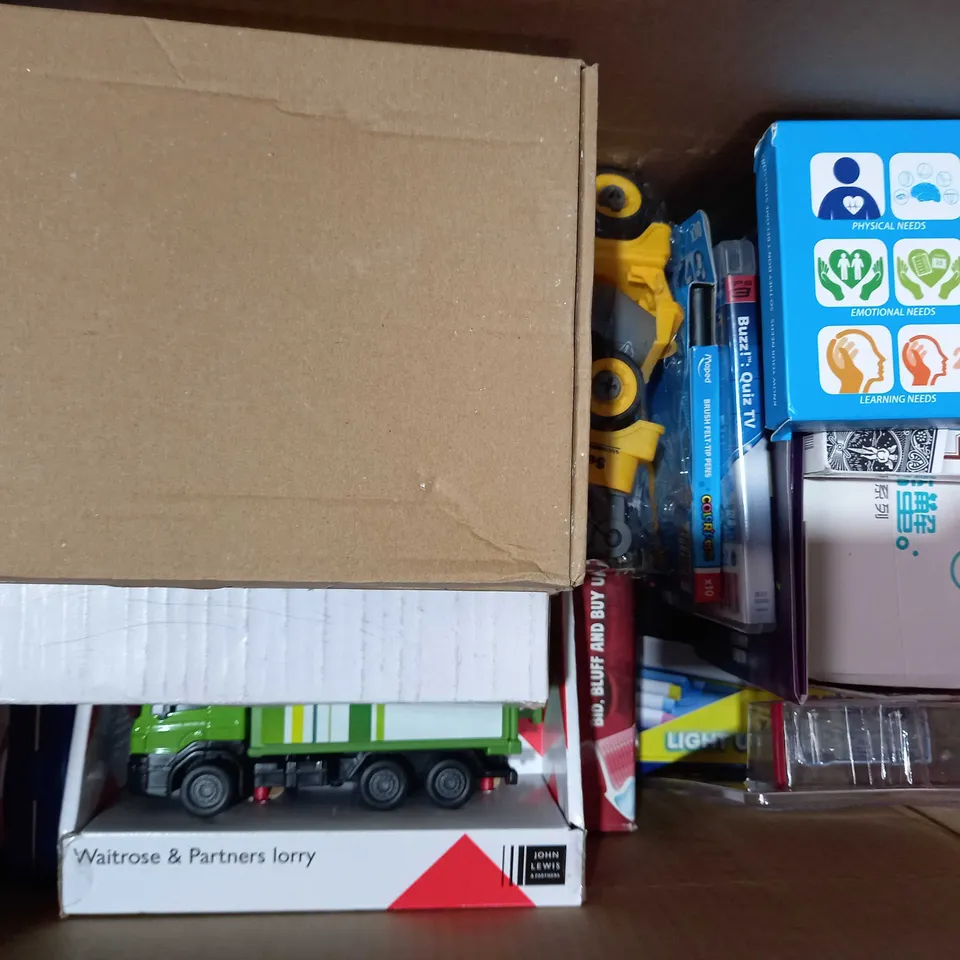 BOX OF APPROXIMATELY 10 ASSORTED TOYS AND GAMES TO INCLUDE APPLE TWIST, TERROR TASSELS, MY FASHION DESIGN, ETC