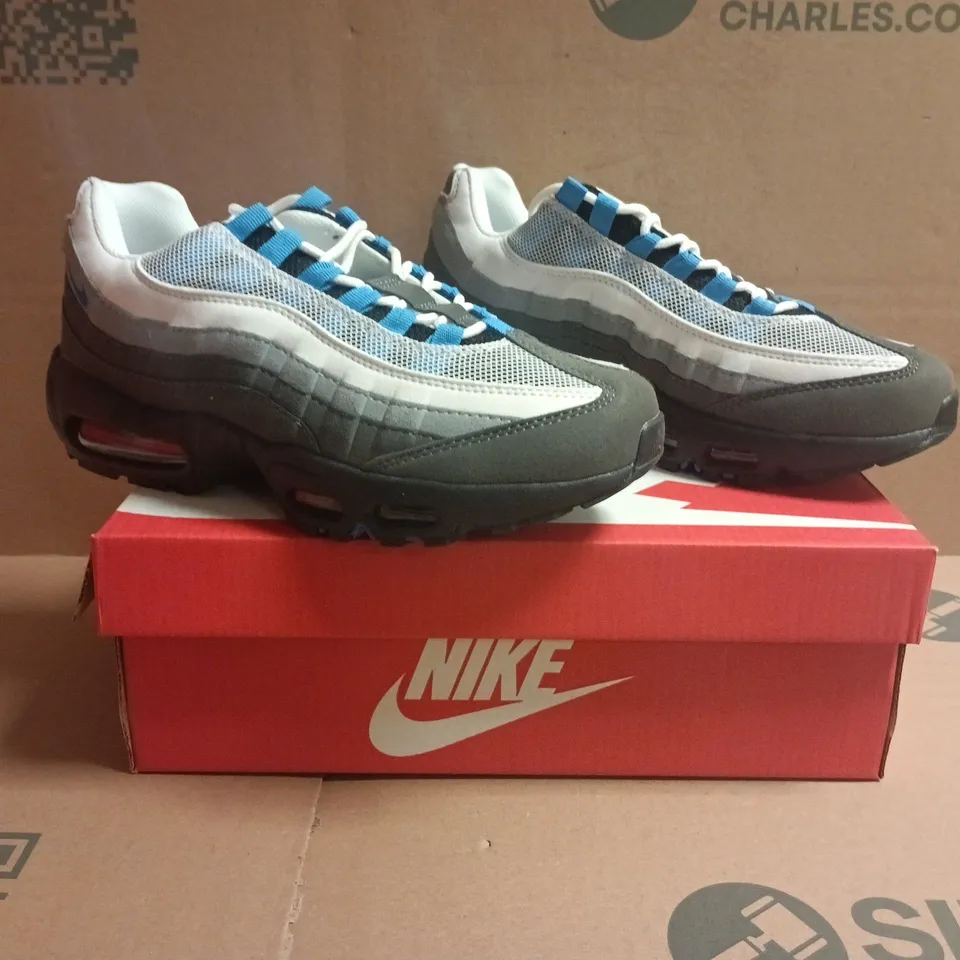 BOXED PAIR OF NIKE AIR MAX TRAINERS IN WHITE/GREY/BLUE SIZE UK 7