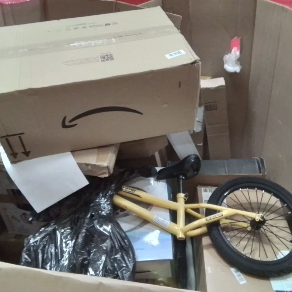 PALLET OF ASSORTED ITEMS TO INCLUDE: MASTICATING WHOLE FRUIT JUICER, PLAYPEN, FOLDING STOOL, CAMPING BED, PULL-UP BAR ECT