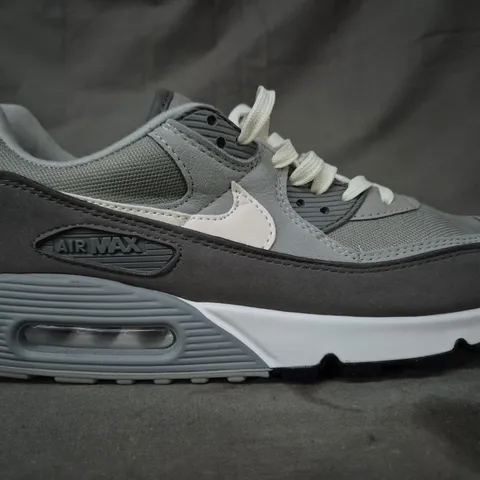 BOXED PAIR OF NIKE AIR MAX 90 PRM SHOES IN GREY/WHITE UK SIZE 11