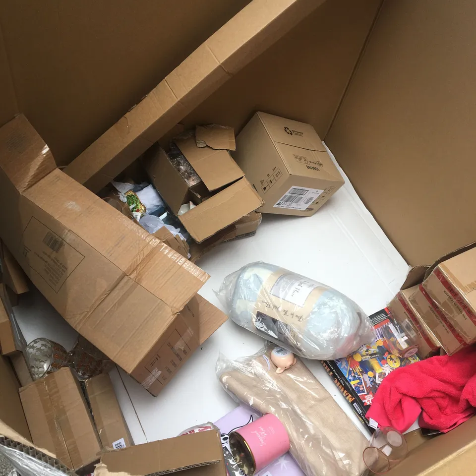 PALLET OF APPROXIMATELY 20 ASSORTED ITEMS TO INCLUDE; MINECRAFT BEAN BAG, GLOW IN THE DARK FLEECE, MICKEY HEAD DECAL MUGS ETC