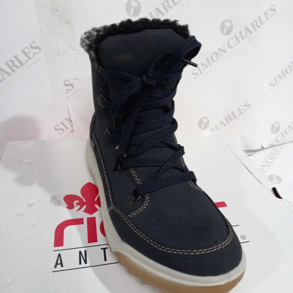 BOXED PAIR OF RIEKER WATER RESISTANT WARM HIKER BOOTS, NAVY - SIZE 5