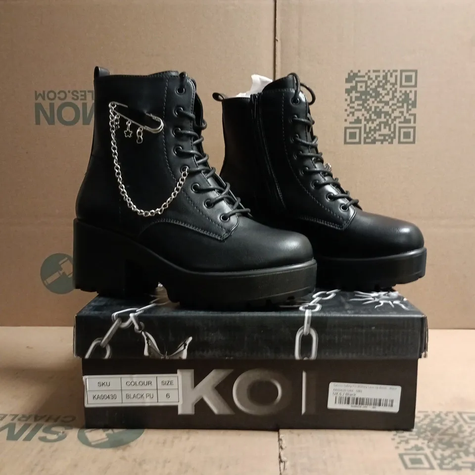BOXED PAIR OF KOI SALVIUS SAFETY PIN MILITARY LACE UP BOOTS IN BLACK SIZE UK 6
