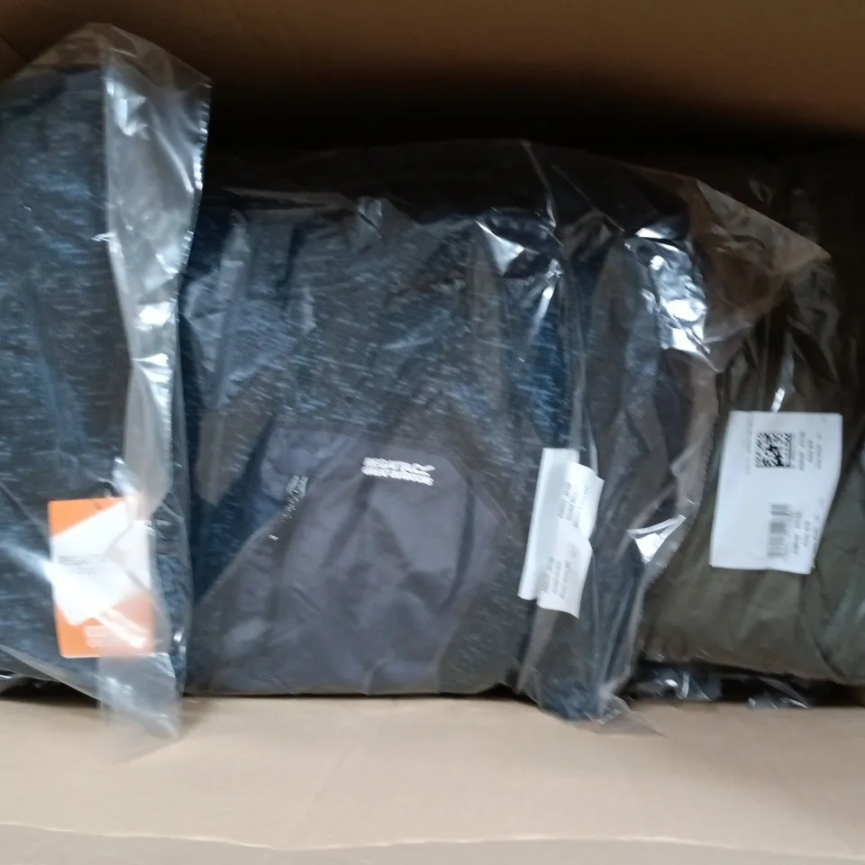 APPROXIMATELY 11 ASSORTED BRAND NEW REGATTA CLOTHING ITEMS IN VARIOUS SIZES, STYLES & COLOURS TO INCLUDE CAMBERFLEECE, SEND IT JACKET, BIRCHDALE II JACKET, ETC