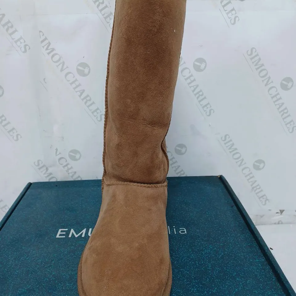 EMU ORIGINALS COLLECTION TAN STINGER HI WATER RESISTANT BOOT - SIZE W8./M7