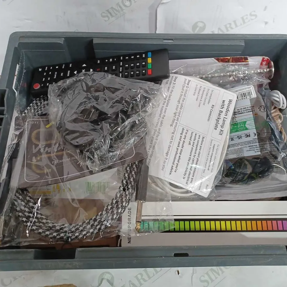 BOX OF APPROX 10 ASSORTED ITEMS TO INCLUDE - WULFSPORT RACING GOGGLES - NEW UP GRADE  - GUITAR HOOK ECT 