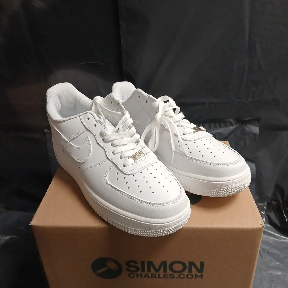 NIKE AIR FORCE 1 LOW WHITE SNEAKERS – 9.5