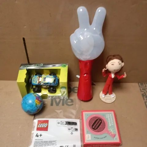APPROXIMATELY 15 ASSORTED TOYS & GAMES PRODUCTS TO INCLUDE MINI MONSTER TRUCK, WHOOPEE CUSHION, FIGURINE ETC 