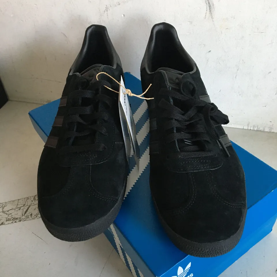 BOXED PAIR OF ADIDAS GAZELLE BLACK TRAINERS SIZE 10.5