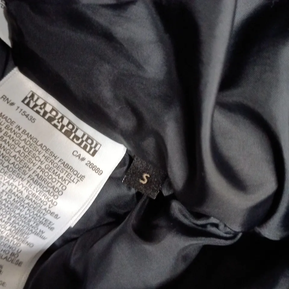 NAPAPIJRI GEOGRAPHIC PADDED VEST – NAVY, SIZE S