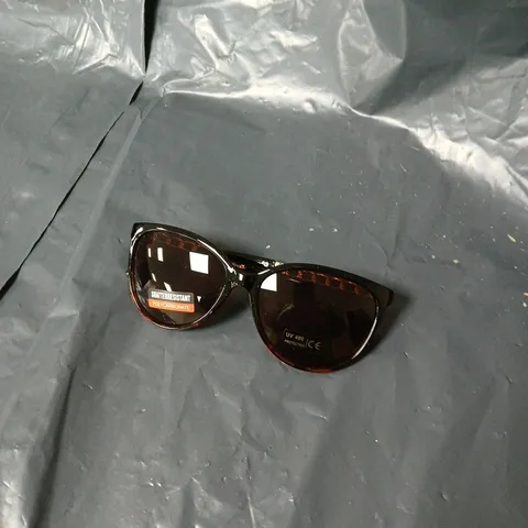 BOX OF APPROXIMATELY 150 SHATTER RESISTANT SUNGLASSES